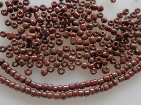 画像3: チェコスロバキア　ヴィンテージ・シードビーズ2.5〜2.8ミリ　（10/0）【ミックスチョコレートブラウン】10グラム (3)