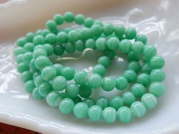 画像4: ジャパンヴィンテージ　渦巻模様ひすい色のビーズ　約７-8mm　約100粒 　 (4)