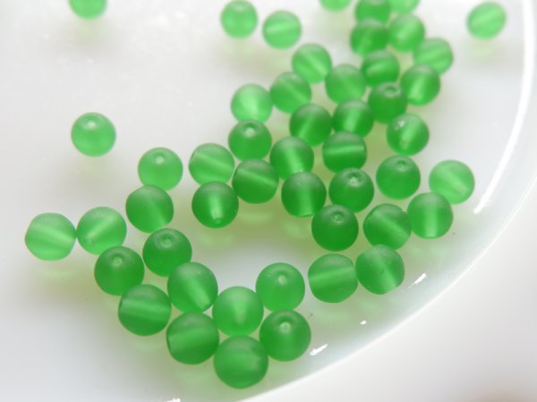 画像2: チェコヴィンテージ 　マットグリーンのラウンドガラスビーズ6mm　50粒 (2)