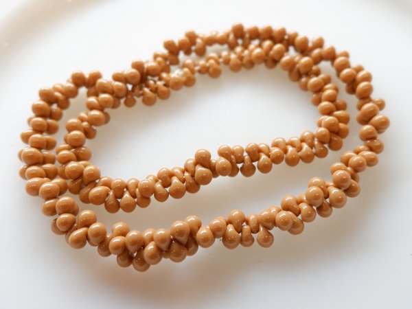 画像1: ヴィンテージ　プラスチックビーズ【まが玉　ベージュ】180粒 (1)