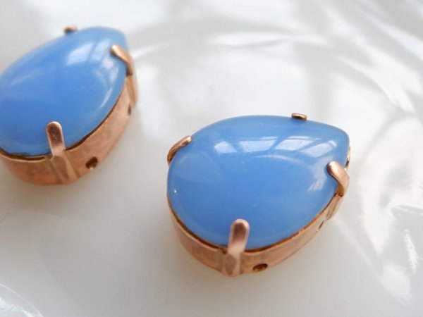 画像2: ドイツヴィンテージ　ガラスカボション【乳白ブルー　しずく】縫付け用2個　18×13mm (2)