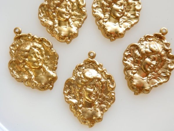 画像3: USA真鍮製　アールヌーボな女性のスタンピング・チャーム【C】 (3)