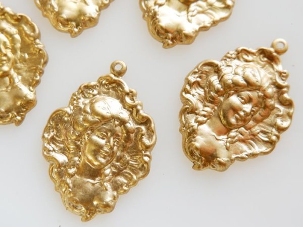 画像2: USA真鍮製　アールヌーボな女性のスタンピング・チャーム【C】 (2)