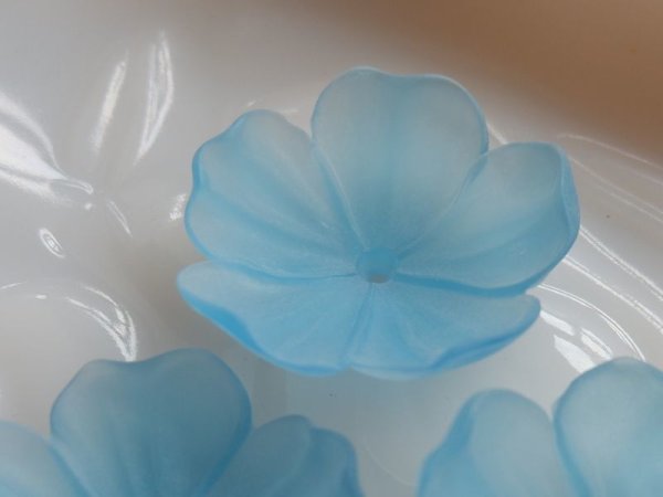 画像4: ドイツヴィンテージ　ラージ・ルーサイト製フラワービーズ36ミリ　【ターコイズブルー】　2個 (4)