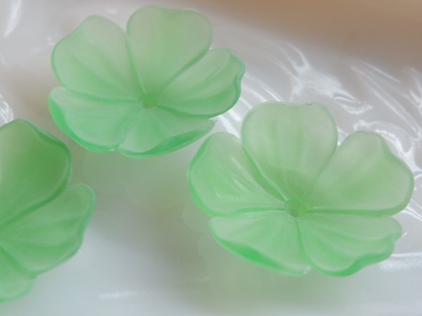 画像4: ドイツヴィンテージ　ラージ・ルーサイト製フラワービーズ36ミリ　【スプリンググリーン】　2個 (4)