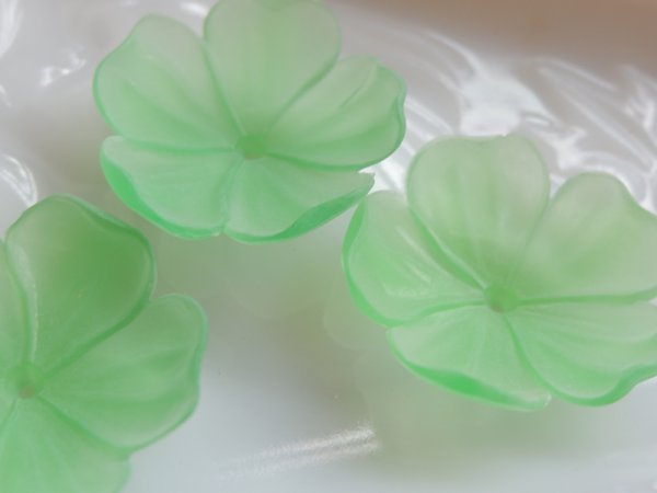 画像2: ドイツヴィンテージ　ラージ・ルーサイト製フラワービーズ36ミリ　【スプリンググリーン】　2個 (2)