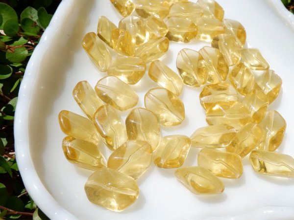 画像2: フランスヴィンテージ　トパーズ色ガラスビーズ18ミリ　25個 (2)