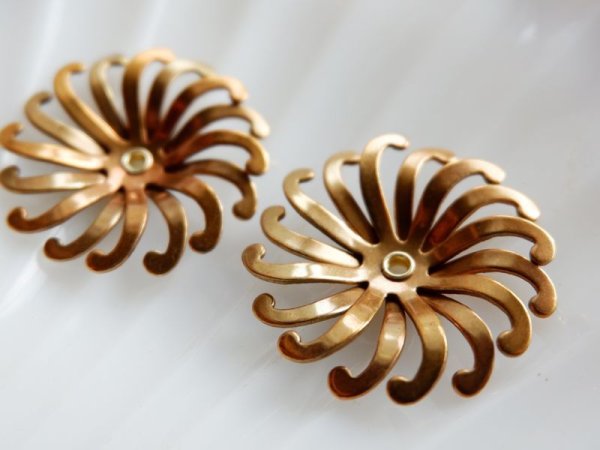 画像2: ヴィンテージのスタッカブルフラワーパーツ　【レイヤードスクロール】31ミリ　2個 (2)