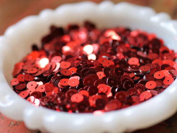 画像2: フランスヴィンテージのスパンコール【レッドメタリック5mm】1本（約800枚） (2)