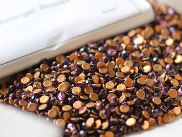 画像4: 西ドイツヴィンテージ　フラットバックラインストーン20ss　【アメジスト系フルパック】 (4)