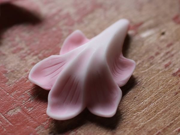 画像4: ドイツヴィンテージ　ルーサイトのぶら下がりフラワービーズ【ピンク】　　 (4)