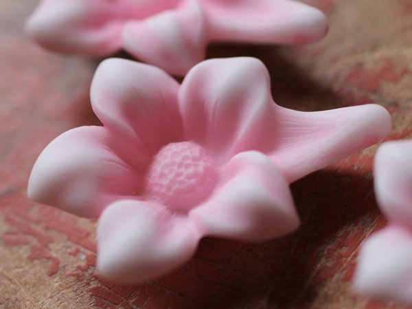 画像2: ドイツヴィンテージ　ルーサイトのぶら下がりフラワービーズ【ピンク】　　 (2)