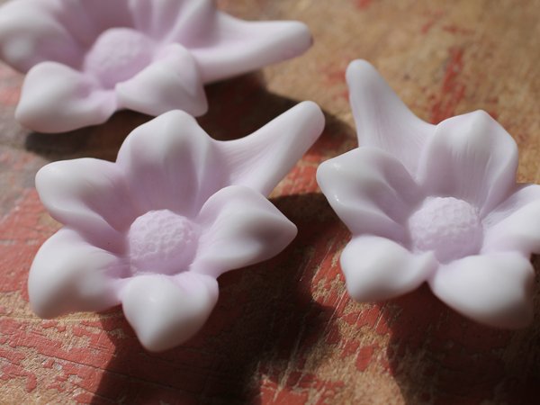 画像4: ドイツヴィンテージ　ルーサイトのぶら下がりフラワービーズ【パープル】　　 (4)