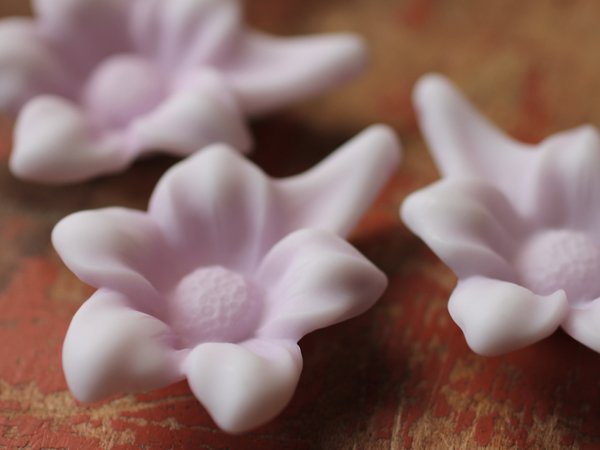 画像2: ドイツヴィンテージ　ルーサイトのぶら下がりフラワービーズ【パープル】　　 (2)