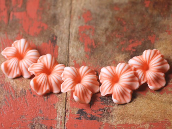 画像5: ドイツヴィンテージ　ルーサイトの後ろ穴フラワービーズ【ピーチ　小】 (5)