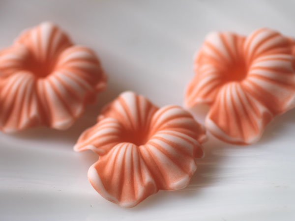 画像4: ドイツヴィンテージ　ルーサイトの後ろ穴フラワービーズ【ピーチ　小】 (4)