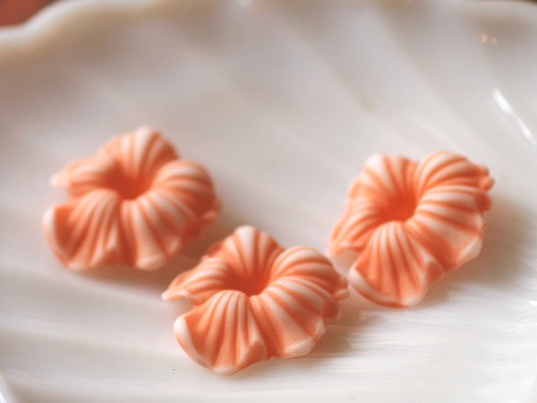 画像2: ドイツヴィンテージ　ルーサイトの後ろ穴フラワービーズ【ピーチ　小】 (2)