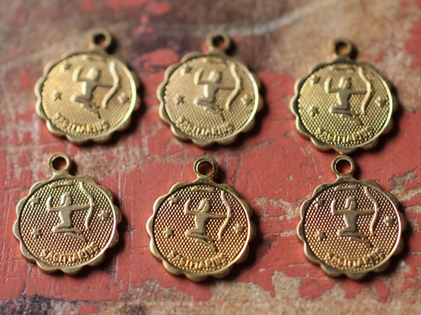 画像2: 在庫限り★星座のチャーム【 Sagittarius いて座　】2個 (2)