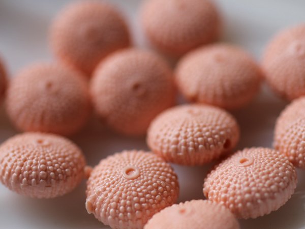 画像4: ドイツヴィンテージ　ルーサイトのウニのビーズ【濃い目サーモンピンク】 (4)