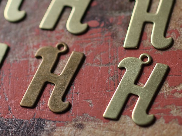 画像3: ＵＳＡ真鍮製スクリプトチャーム【H】2個セット (3)