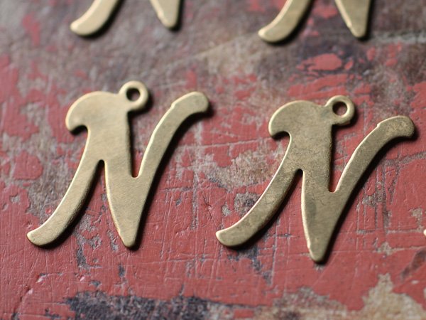 画像2: ＵＳＡ真鍮製スクリプトチャーム【N】2個セット (2)