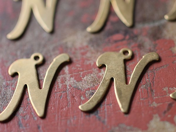 画像3: ＵＳＡ真鍮製スクリプトチャーム【N】2個セット (3)