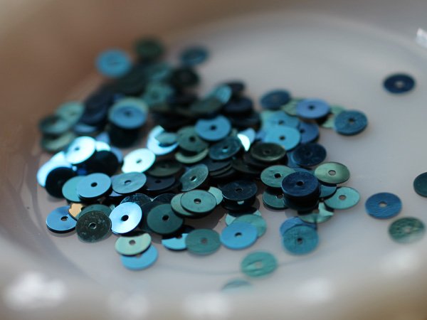 画像3: フランスヴィンテージのスパンコール【マリンブルー4mm】1本（約800枚） (3)