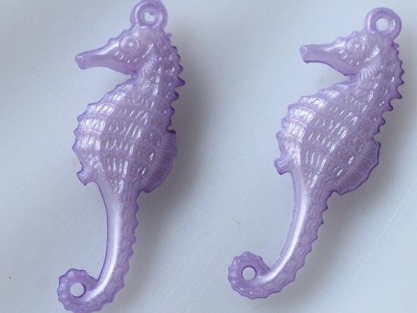 画像2: ドイツヴィンテージ　ルーサイト系タツノオトシゴチャーム　【パープル小2個】　　　 (2)