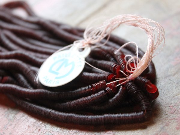 画像3: フランスヴィンテージのスパンコール【マット　レッド4mm】1本（約800枚） (3)