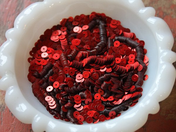 画像2: フランスヴィンテージのスパンコール【マット　レッド4mm】1本（約800枚） (2)