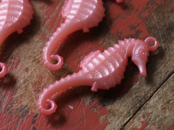 画像3: ドイツヴィンテージ　ルーサイト系タツノオトシゴチャーム　【ピーチ　大1個】　　 (3)