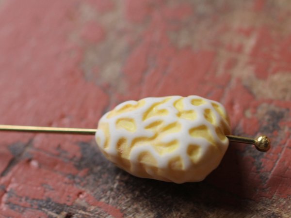 画像2: ドイツヴィンテージ　ルーサイト・ゼブラトライアングル【イエロー小】　 (2)