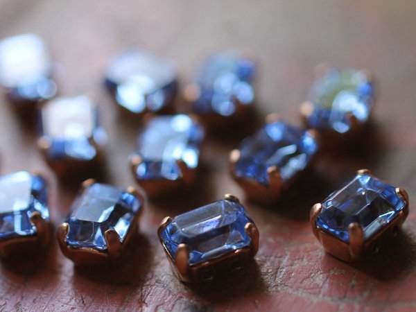 画像4: ヴィンテージスワロフスキーオクタゴン8×6　ライトサファイア＋縫付け用台座　2個　 (4)