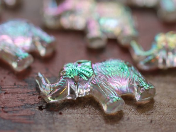 画像3: ドイツヴィンテージのルーサイトABカラーの象のビーズ　2穴　24×16mm　2個 (3)