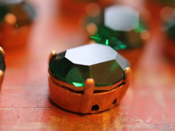 画像3: スワロフスキーラインストーン　12×10オーバル　【エメラルド】＋縫付け用台座　2個　 (3)