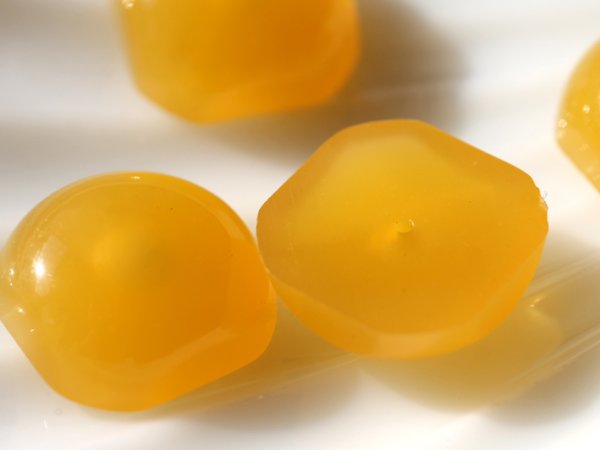 画像2: ジャパンヴィンテージ　ルーサイトのカボション　【こはく色・オクタゴン18ミリ】2個 (2)