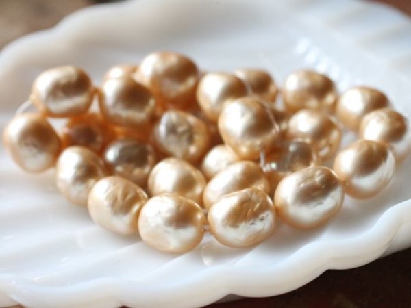 画像5: ジャパンヴィンテージ・ガラスパール【14ミリ前後・バロック・28粒前後】オレンジ色 (5)