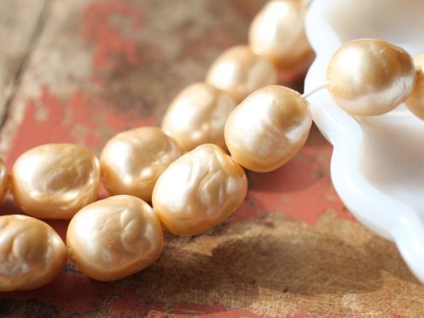 画像4: ジャパンヴィンテージ・ガラスパール【14ミリ前後・バロック・28粒前後】オレンジ色 (4)