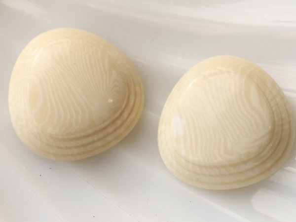 画像4: ジャパンヴィンテージ・カゼインカボション【角丸三角】2個 ラクト    卸× (4)