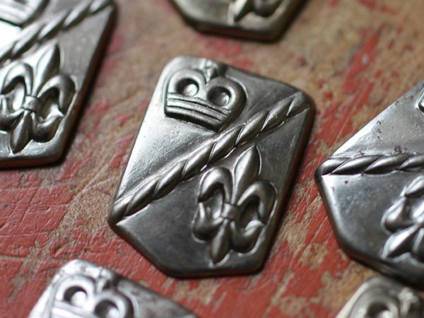 画像2: ヴィンテージ　スチール製のシールドのスタンピング　1個 (2)