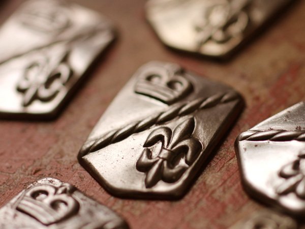 画像3: ヴィンテージ　スチール製のシールドのスタンピング　1個 (3)