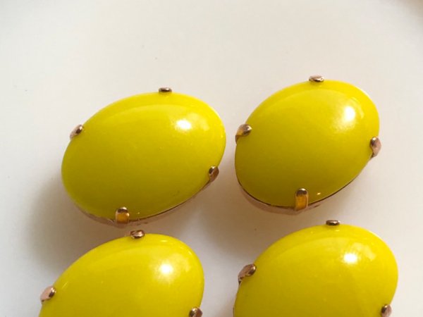 画像2: ドイツヴィンテージ　ガラスカボション＋縫い付け用台座【ダークイエロー】2個　18×13ミリ (2)