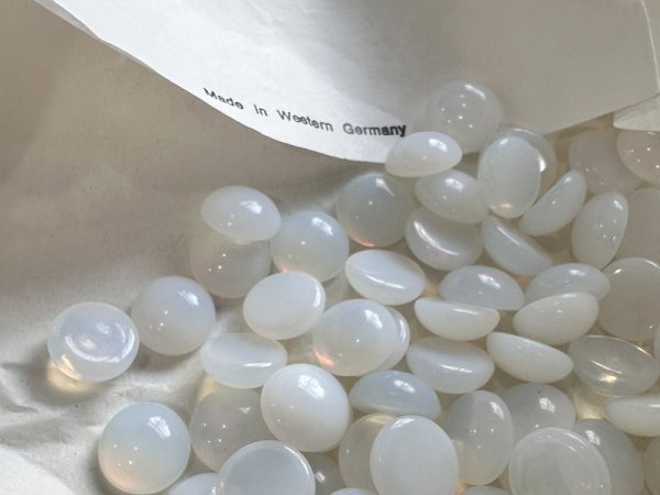 画像3: ドイツヴィンテージ・ガラスカボション13ミリ【ホワイトオパール】　2個 (3)