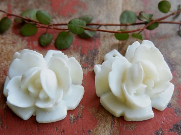 画像2: ジャパンヴィンテージ・ルーサイト系フラワーペンダント【ラージローズ・ホワイト】2個 (2)