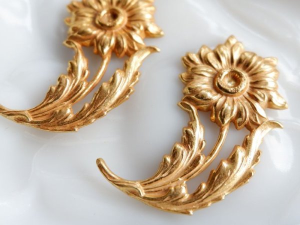 画像2: ミリアムハスケルデッドストック【ロシアンゴールドプレート・デイジーフラワースタンピング】1個 (2)