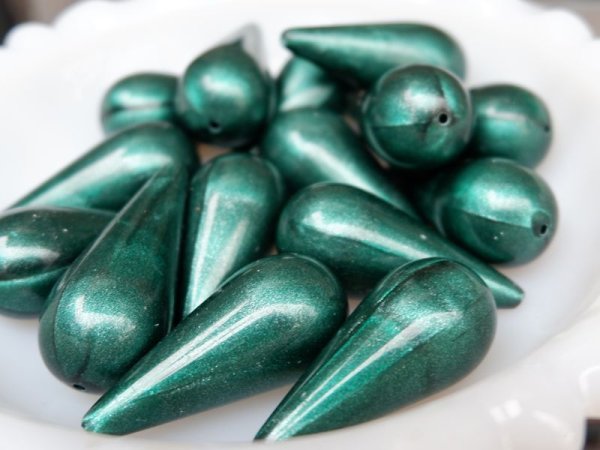 画像2: ドイツヴィンテージ　しずく型ルーサイトビーズ【ラージメタリック・グリーン38×17ミリ】2個　 (2)