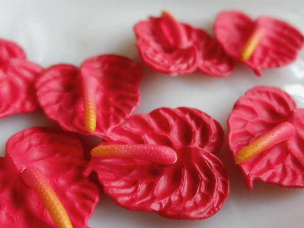 画像2: ドイツヴィンテージ・ルーサイト系フラワーカボション【アンスリウム】2個 (2)