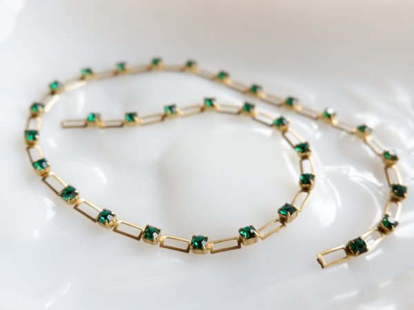 画像2: スワロフスキーヴィンテージ　ラインストーンチェーン【スキップ・エメラルド】　30センチ　 (2)