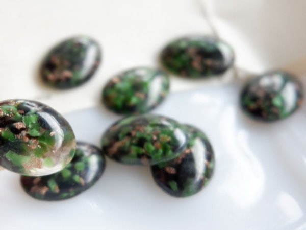 画像4: チェコヴィンテージ グリーン×ブラック×ゴールド【オーバル18×13】ガラスカボション 2個 (4)