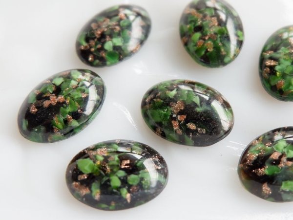 画像2: チェコヴィンテージ グリーン×ブラック×ゴールド【オーバル18×13】ガラスカボション 2個 (2)